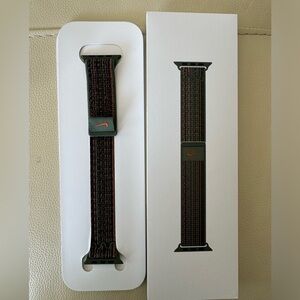 Apple Watch 45mm Sequoia/Orange Nike Sport Loop